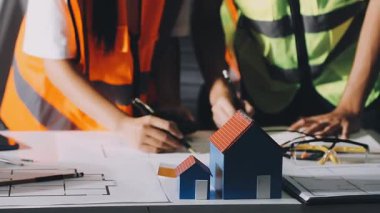 İnşaat alanı, mühendislik ve inşaat konseptinde proje ve bina inşaatı ile çalışan mühendis