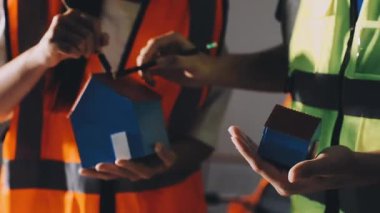 Tablet ile çalışan mühendis