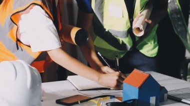 Genç bayan mühendis ofiste dizüstü bilgisayarla çalışıyor. İnşaatta çalışan mühendis. Mühendis geldi. Mühendis üzerinde çalışıyor