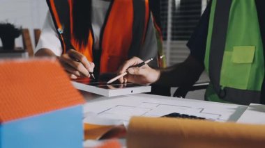 Yakın plan - fabrikada planlı çalışan bir adam, seçici odaklanma,