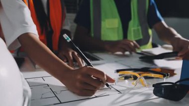 Mühendis ve mühendisler inşaat projesinde çalışıyorlar..