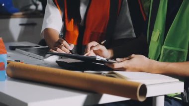 Fabrikada dijital tabletli bir mühendis. mühendislik endüstrisi