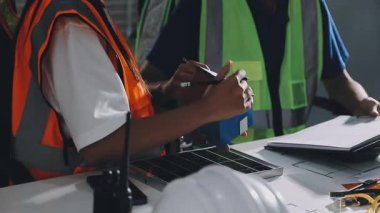 Fabrikada tabletle çalışan genç bir mühendis.