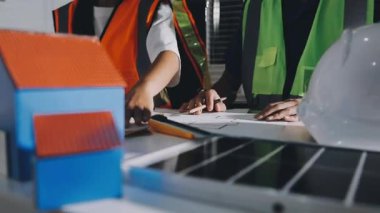 İnşaat alanında çalışan mühendis ve mimar, plan ve proje konsepti. inşaat ve mühendislik kavramı