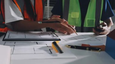 Ofiste planlar üzerinde çalışan mimar mühendisinin yakın plan görüntüsü.