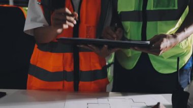 Mühendis ve mimar inşaat alanında yeni projeyi tartışıyor