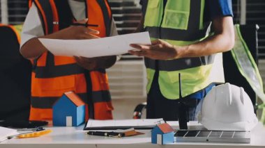 Güvenlik ekipmanlı inşaat işçisi, evdeki inşaat alanında çalışan mühendis.