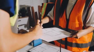 İnşaat planı üzerinde çalışan mimar veya mühendis, inşaat alanı kavramı.