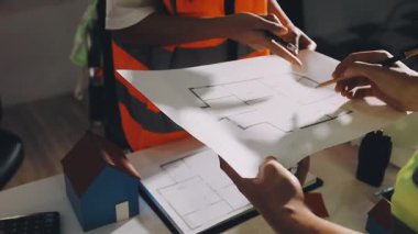 Ofiste çalışan mühendis ya da mimar