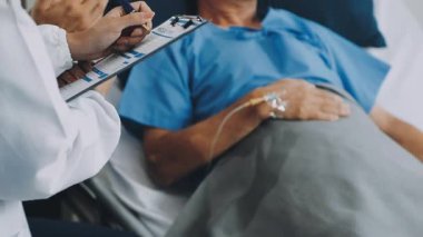 Hastane koğuşundaki kan basıncını ölçen doktorların yakın görüntüsü