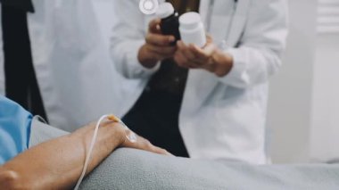 Hastanın el ele tutuşması ve hastanede kan kontrolü.