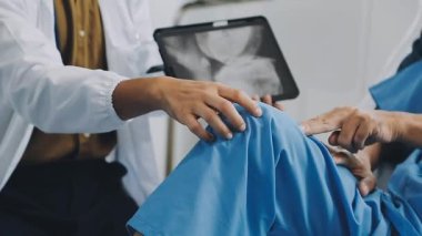 X-ray 'i elinde tutan erkek doktor..