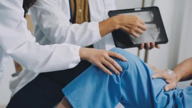 Doktor bir hastayı hastanede tutuyor..