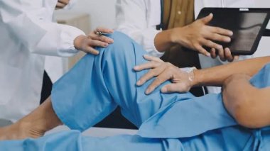 Doktor akıllı telefon kullanıyor.