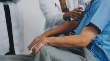 Hastaya steteskop tutan bir doktorun fotoğrafını çek. Sağlık ve Tıp Konsepti.