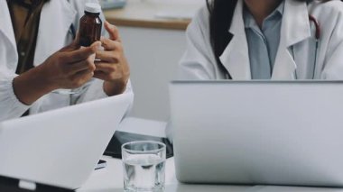 Doktor hastane ofisinde dizüstü bilgisayarla çalışıyor.