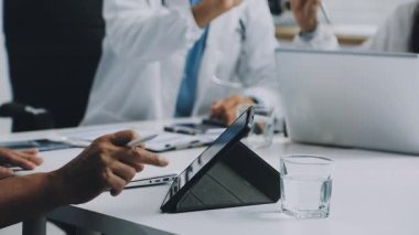 dijital tabletle çalışan doktorlar