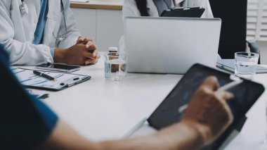 Masada oturan genç doktor ve hastaya yakından bakın.