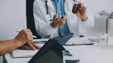 Doktor, bilgisayar ve tıbbi ekiple hastanede çalışıyor..