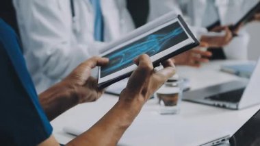 Bir grup tıp adamı yeni bir projeyi tartışıyor.