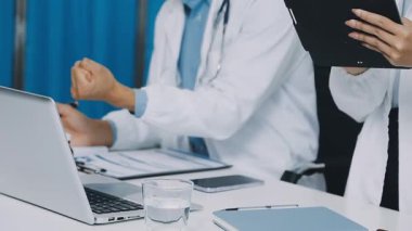 Doktorlar ve hasta ofiste tıbbi planı tartışıyorlar..