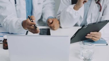 Ofiste masa başında otururken doktor ellerinin baş parmağını kaldırması. Sağlık ve İlaç