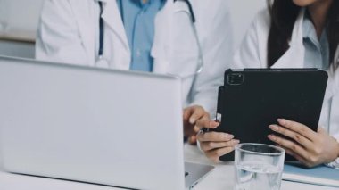 Ofisteki masada çalışan genç doktor..