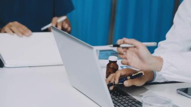 Tıbbi doktor ekibi klinikte dizüstü bilgisayarla çalışıyor..