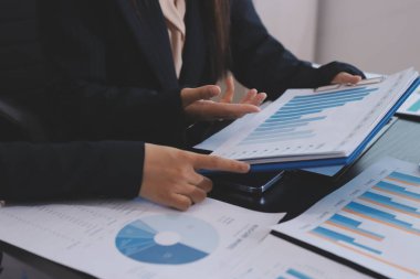 Toplantı odasında birlikte çalışan iş adamları.