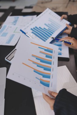 Toplantı odasında birlikte çalışan iş adamları.