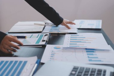 Toplantı odasında birlikte çalışan iş adamları.