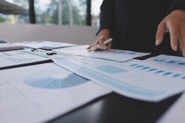 Toplantı odasında birlikte çalışan iş adamları.