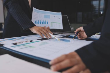 Toplantı odasında birlikte çalışan iş adamları.