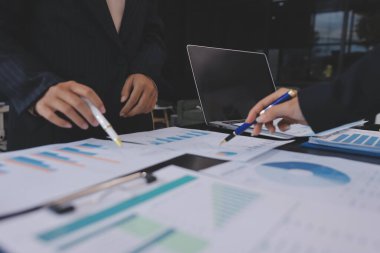 Toplantı odasında birlikte çalışan iş adamları.