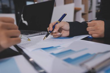 Toplantı odasında birlikte çalışan iş adamları.