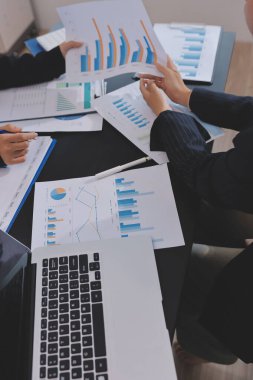 Toplantı odasında birlikte çalışan iş adamları.