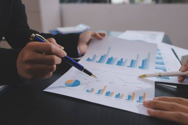 Toplantı odasında birlikte çalışan iş adamları.