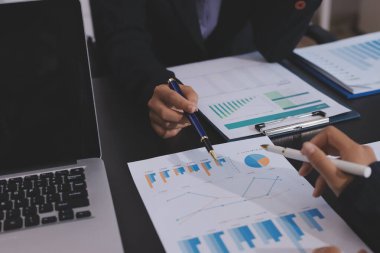 Toplantı odasında birlikte çalışan iş adamları.