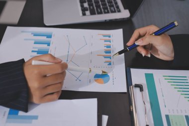 Toplantı odasında birlikte çalışan iş adamları.