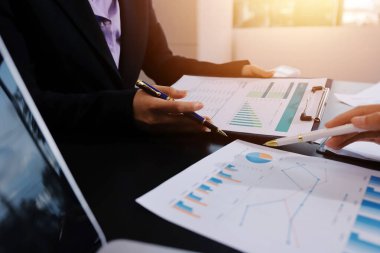 Toplantı odasında birlikte çalışan iş adamları.