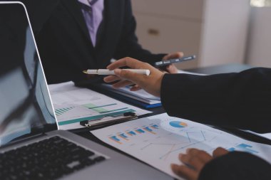 Toplantı odasında birlikte çalışan iş adamları.