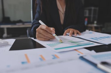 Toplantı odasında birlikte çalışan iş adamları.