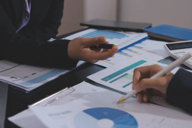 Toplantı odasında birlikte çalışan iş adamları.