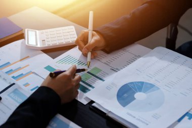 Toplantı odasında birlikte çalışan iş adamları.