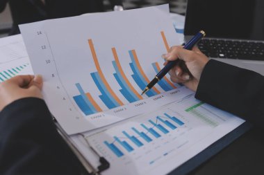 Toplantı odasında birlikte çalışan iş adamları.