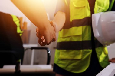 Endüstriyel mühendislerden oluşan bir ekip, fabrikadaki masada bulunan makine planlarını analiz ediyor. Fabrikada ya da üretim tesisinde çalışıyorum..