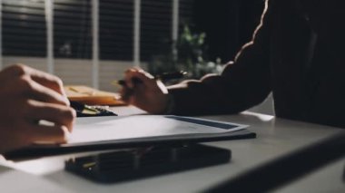 Geceleri deftere yazan bir adam..