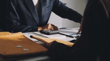 Beyaz elbiseli, kalemli genç adam.