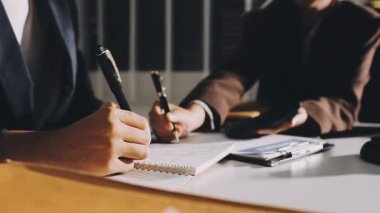 iş adamı el yazısı defterde