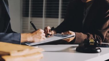 iş kadını bir panoda yazıyor